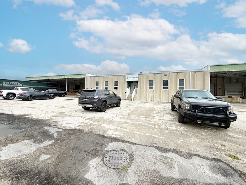 Primary Photo Of 3580-3588 Work Dr, Fort Myers Manufacturing For Lease