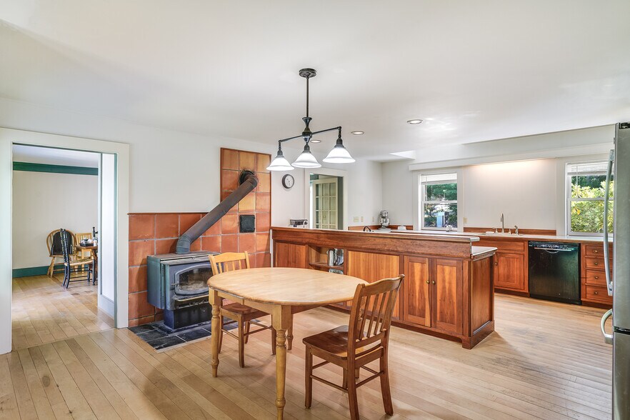 More Photos Of 3 Elm Hill Rd, Peterborough Freestanding For Sale