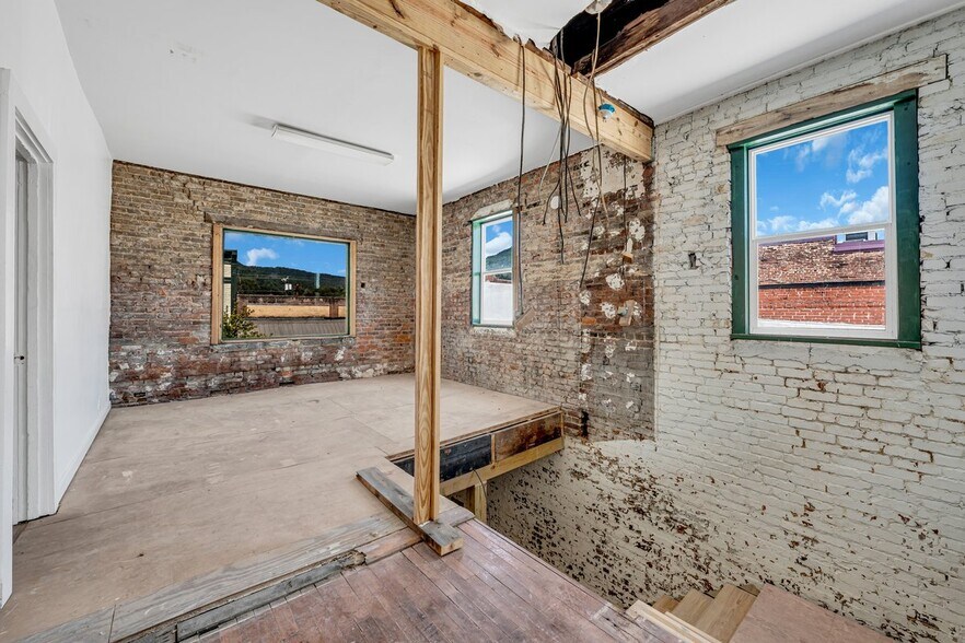 More Photos Of 227 Cedar Ave, South Pittsburg Freestanding For Sale