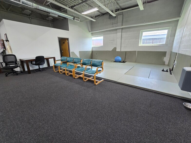 More Photos Of 1020 Industrial Blvd, Southampton Warehouse For Lease