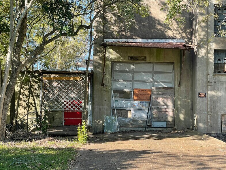More Photos Of 1660 cedar, Beaumont Contractor Storage Yard For Lease