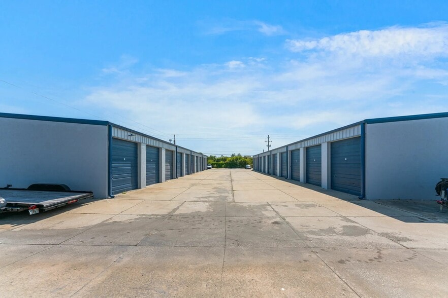 More Photos Of 249-268 Seaboard Ave, Venice Warehouse For Lease