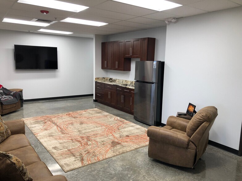 More Photos Of 1567 Vista View Dr, Longmont Showroom For Sale