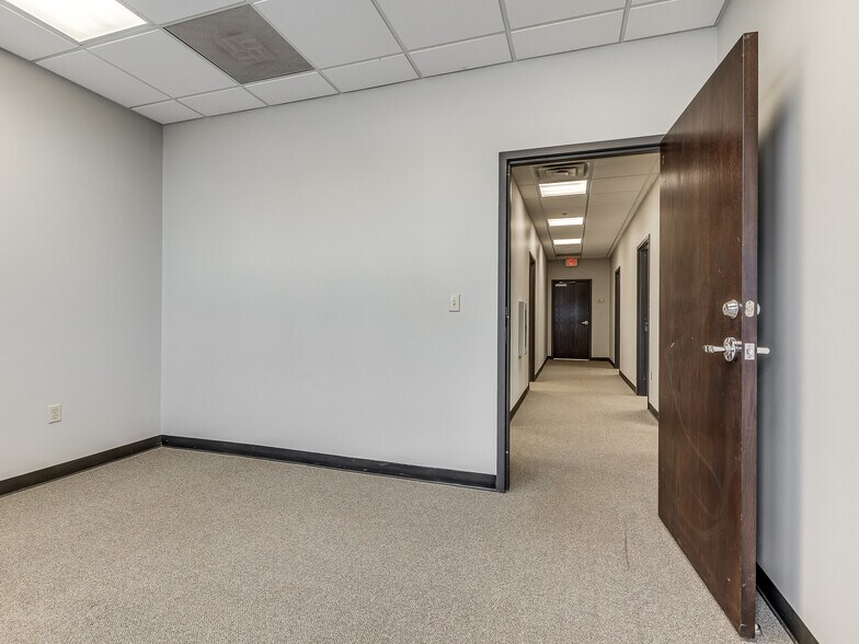 More Photos Of 3101 W Tecumseh Rd, Norman Office For Lease