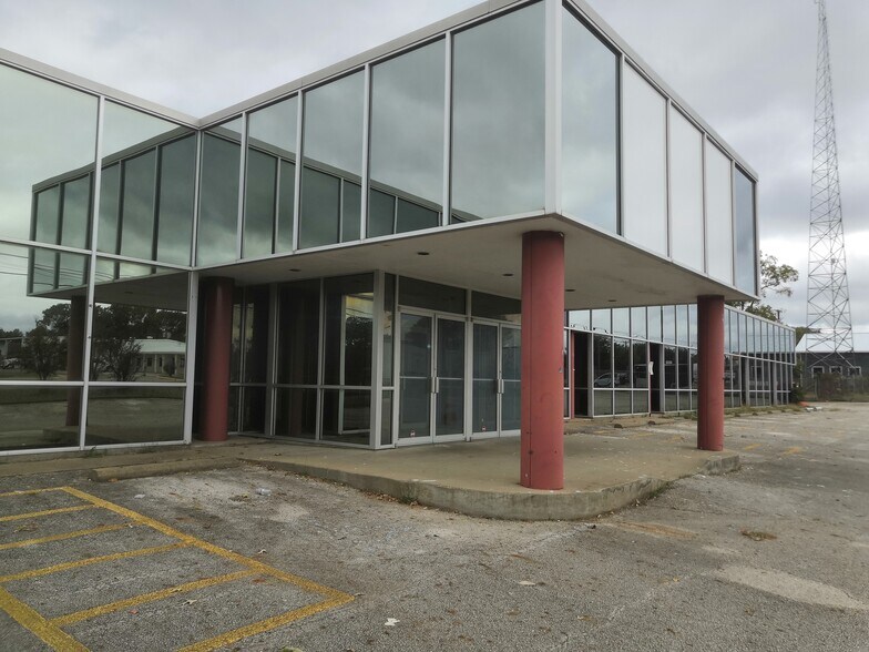 More Photos Of 3215 W Oak St, Palestine Medical For Lease