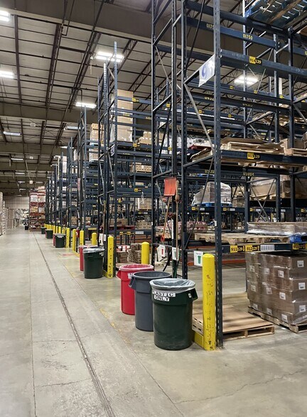 More Photos Of 5400 Perry Dr, Waterford Distribution For Lease