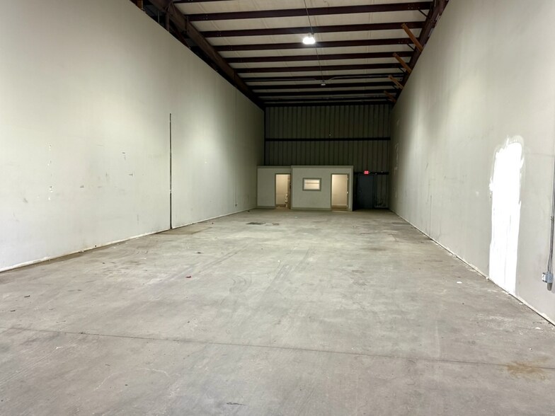 More Photos Of 2336 Lawrence Ave, Atlanta Truck Terminal For Lease