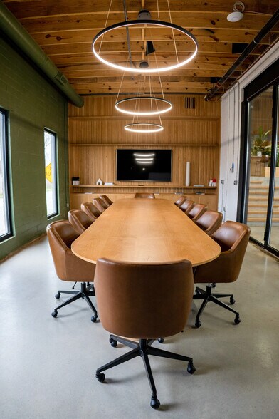 More Photos Of 600 S 1st St, Rogers Warehouse For Lease