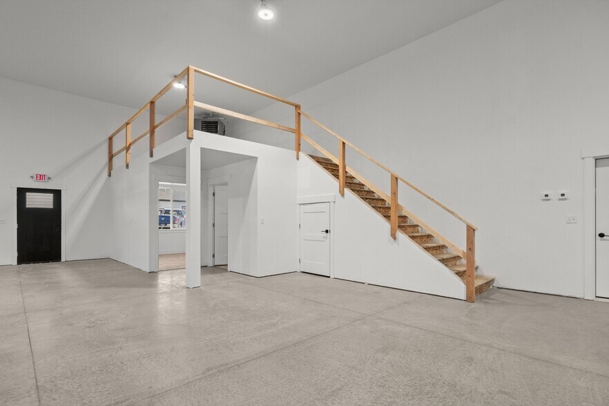 More Photos Of 7535 Roughsawn Dr, Helena Showroom For Lease