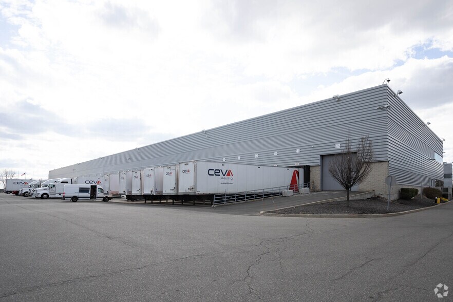 More Photos Of 230-39 International Airport Ctr Blvd, Springfield Gardens Light Distribution For Lease