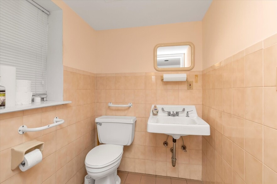 More Photos Of 2815 Bayside Ln, Flushing Office For Sale