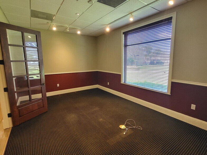 More Photos Of 1575 Pine Ridge Rd, Naples General Retail For Lease