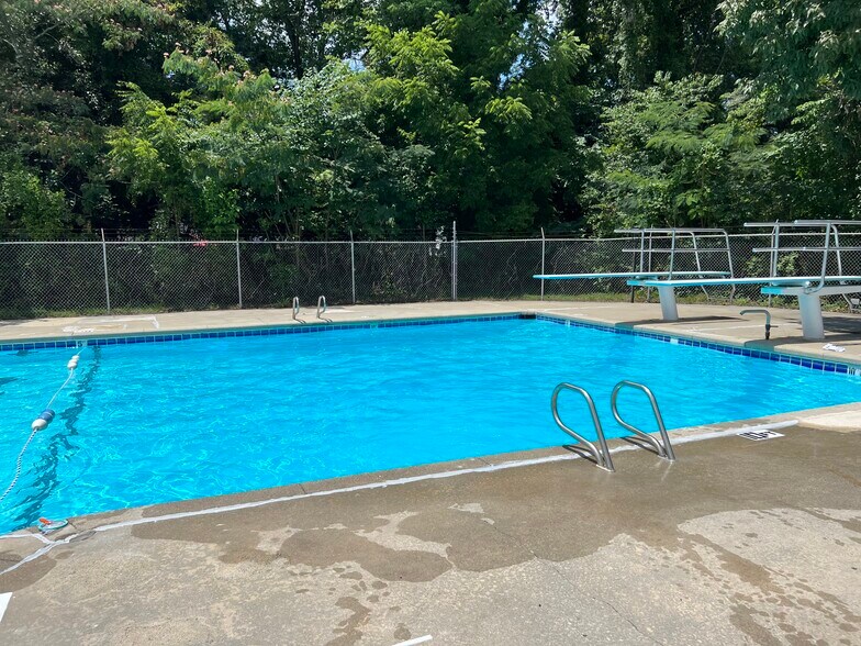 More Photos Of 1617 Shaver St, High Point Sports And Entertainment For Sale