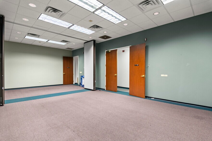 More Photos Of 15 SW Old State Capitol Plz, Springfield Office For Lease