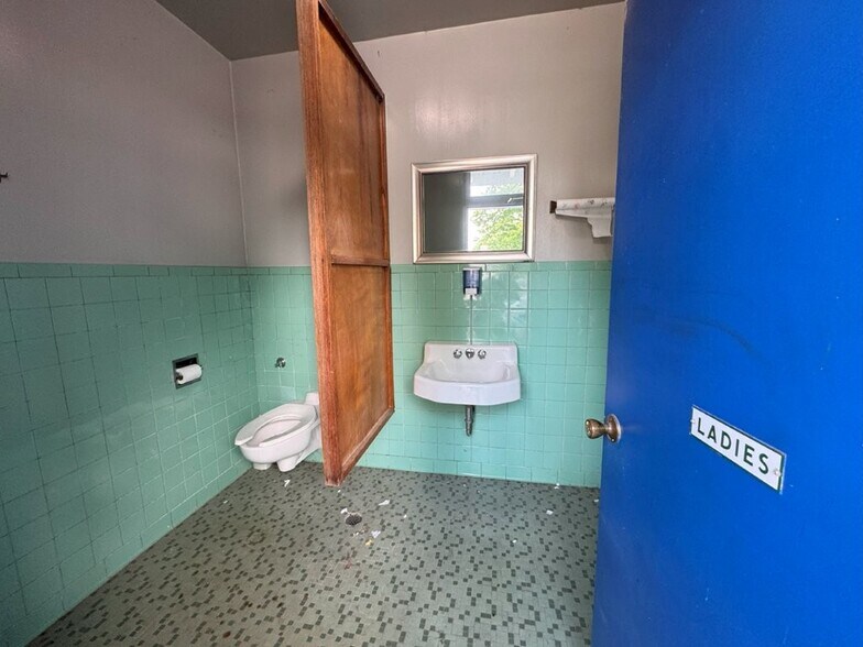 More Photos Of 66 Fayette St, Waterloo Town Auto Repair For Sale