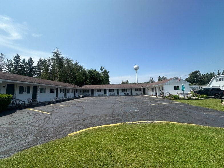 More Photos Of 2040 I-75 Business Loop, Saint Ignace Hotel For Sale