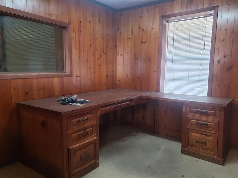 More Photos Of 1209 Bessemer Ave, Llano Light Distribution For Sale