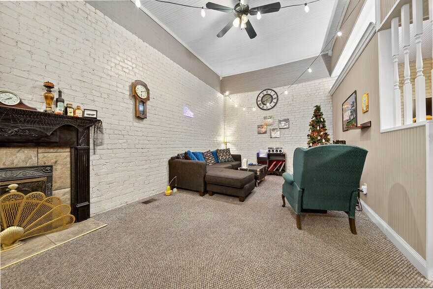 More Photos Of 109 7th Ave E, Springfield Flex For Sale