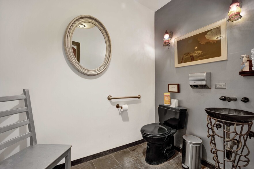 More Photos Of 2119 N Damen Ave, Chicago Storefront Retail Residential For Sale