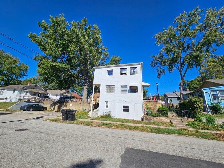 More Photos Of 1208 W White Oak St, Independence Apartments For Sale