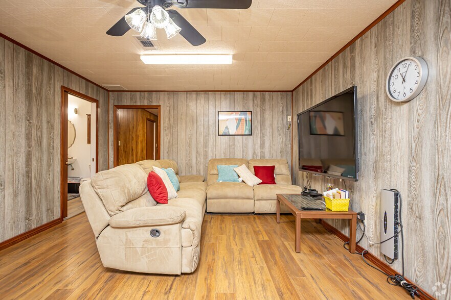 More Photos Of 2713 & 2717 15th Ave, Gulfport Light Distribution For Sale