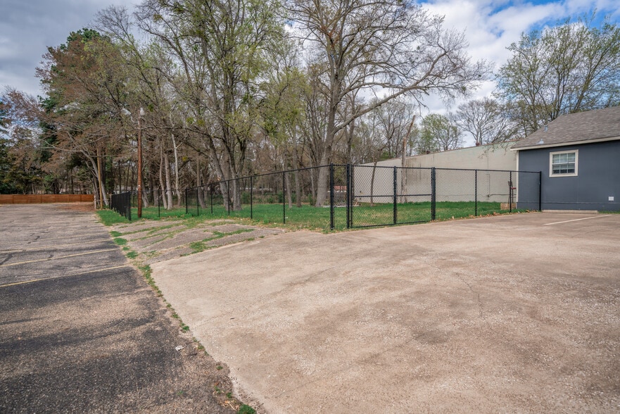 More Photos Of 1505 E Marshall Ave, Longview Medical For Sale