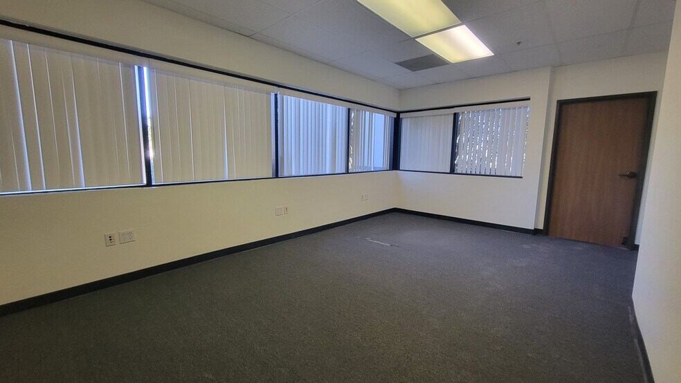 More Photos Of 42445 Avenida Alvarado, Temecula Warehouse For Lease