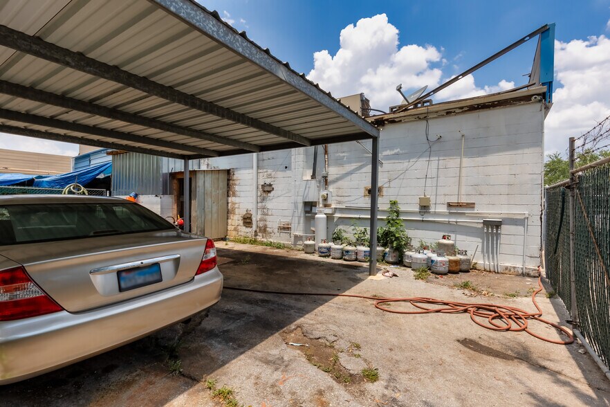 More Photos Of 1002 Edgebrook Dr, Houston Auto Repair For Sale