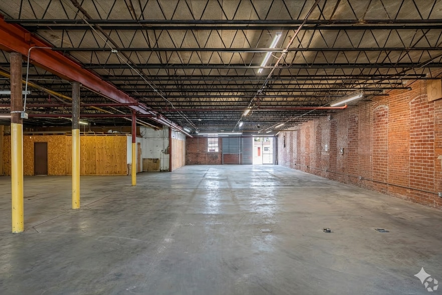 More Photos Of 222 King St S, Calhoun Warehouse For Sale