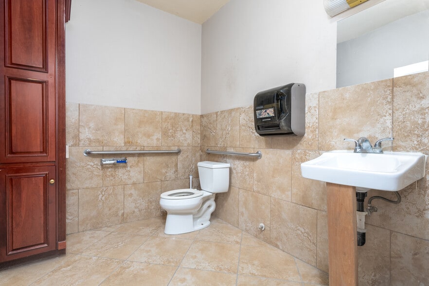 More Photos Of 453 S I St, San Bernardino Distribution For Sale