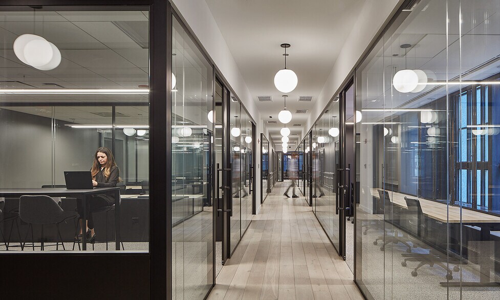 More Photos Of 33 N LaSalle St, Chicago Coworking Space