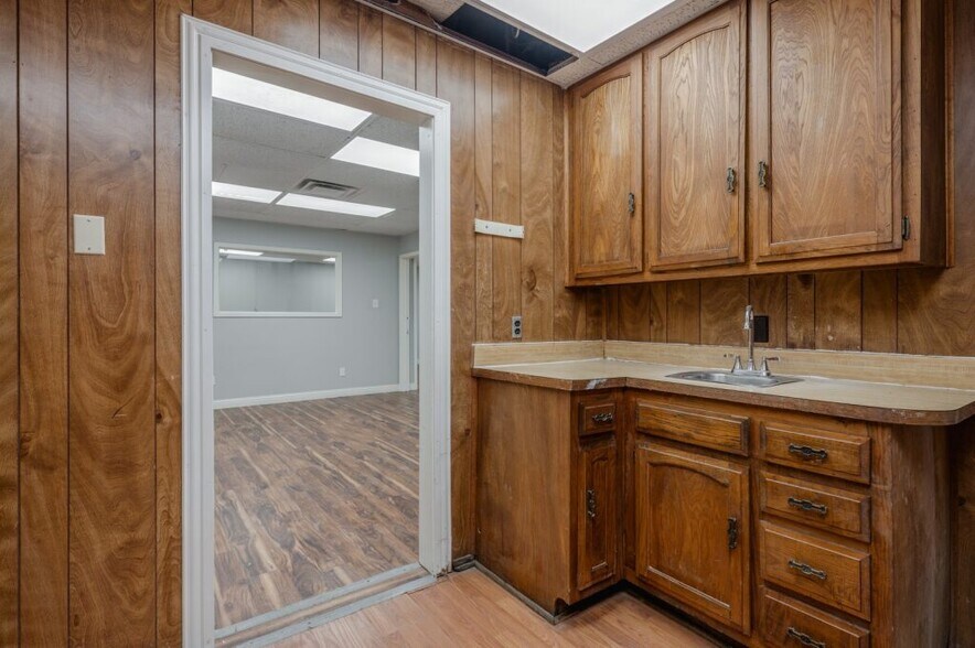 More Photos Of 5131 Sharp St, Dallas Warehouse For Sale