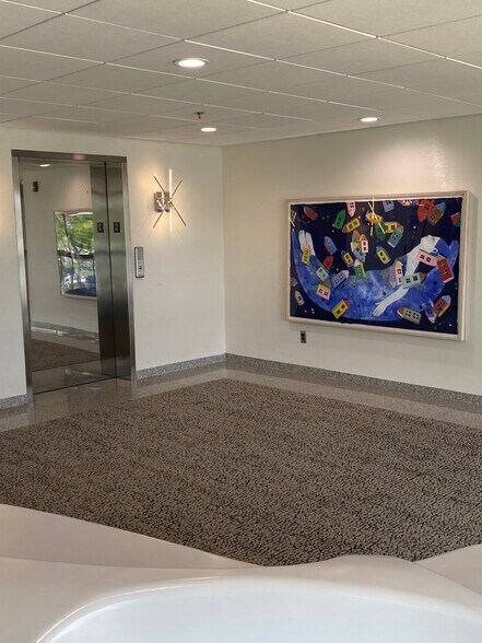 More Photos Of 31731 Northwestern Hwy, Farmington Hills Office For Lease