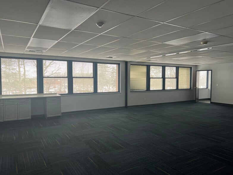 More Photos Of 8300 Dow Cir, Strongsville Light Distribution For Lease