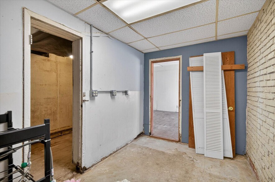 More Photos Of 121 N Maple St, Nowata Storefront For Sale