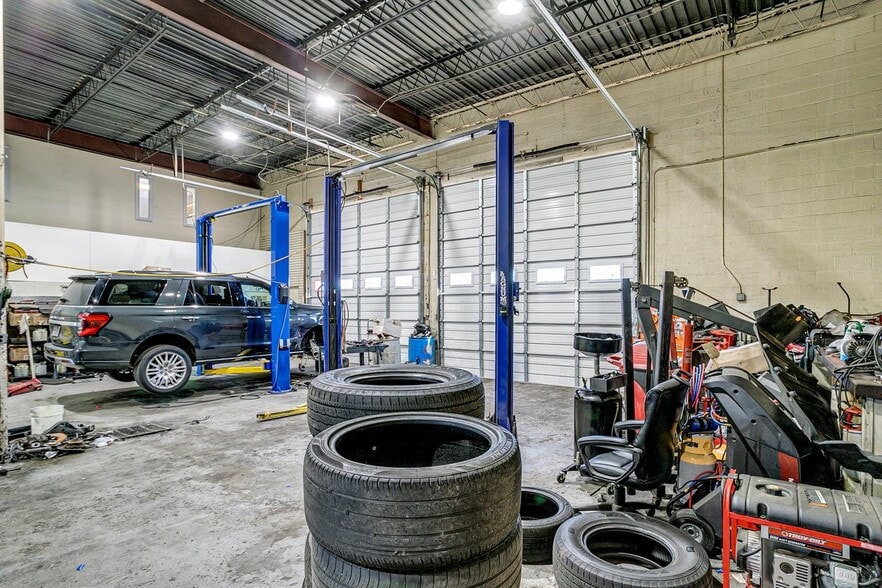 More Photos Of 1201 Poinsett Hwy, Greenville Auto Repair For Sale