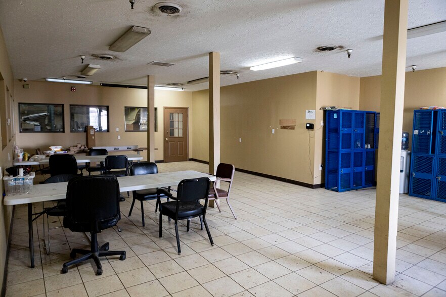 More Photos Of 712 Industrial Ln, Oneida Distribution For Sale