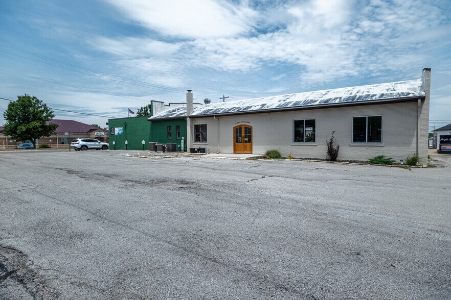 More Photos Of 119 N Jackson St, Perryville General Retail For Sale