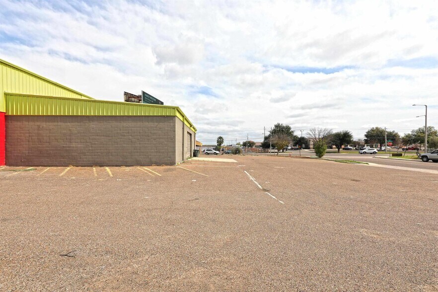 More Photos Of 5802 McPherson Rd, Laredo Industrial For Lease