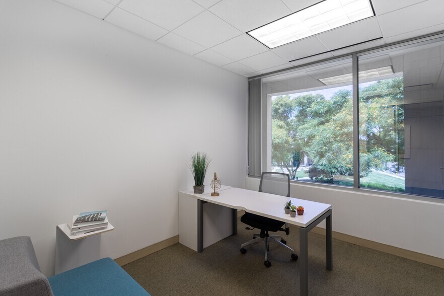 More Photos Of 9920 Pacific Heights Blvd, San Diego Coworking Space