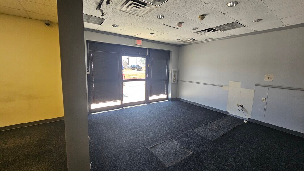 More Photos Of 2701 Southridge Dr, Wichita Falls Distribution For Lease