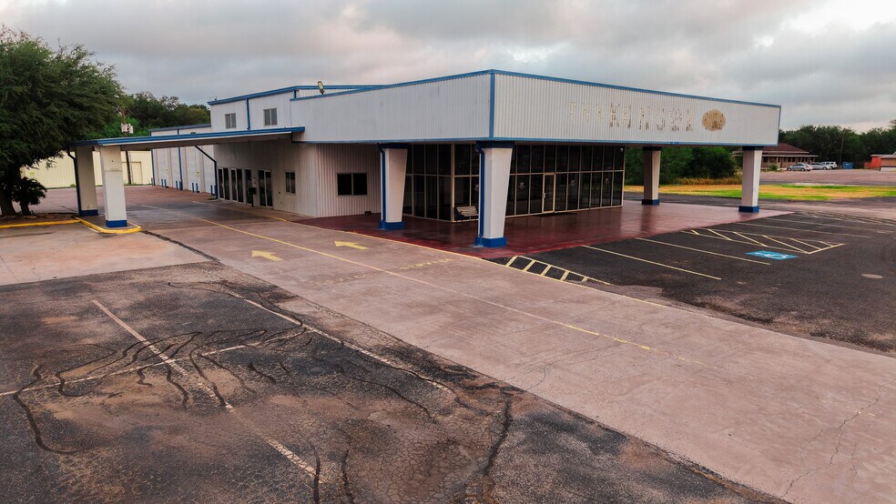 More Photos Of 905 N Harborth Ave, Three Rivers Auto Dealership For Lease