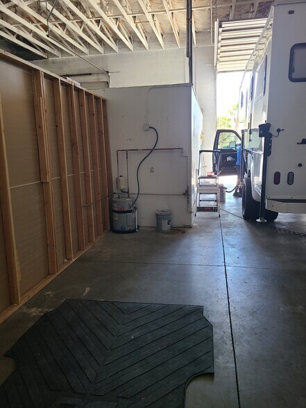 More Photos Of 120-140 Riverside Rd, Mesquite Showroom For Lease