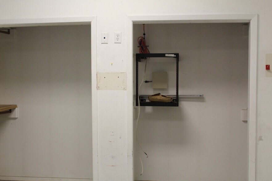 More Photos Of 1808 Barnett Dr, Weatherford Warehouse For Lease