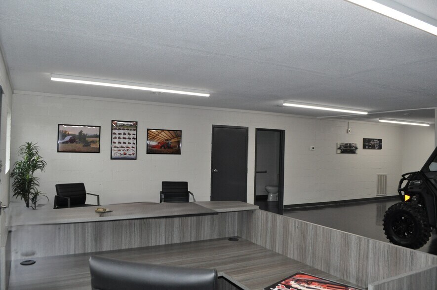 More Photos Of 4701 Hubbs Ln, Knoxville Office For Sale