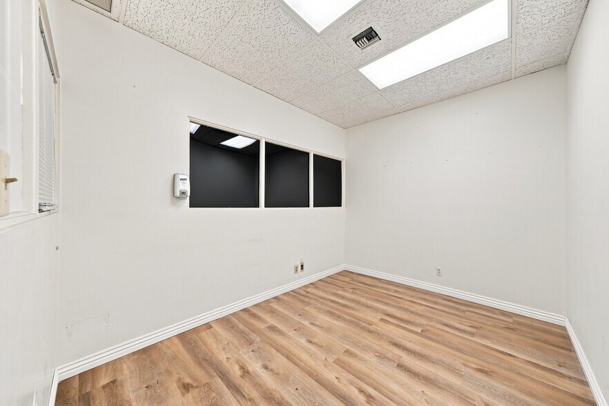 More Photos Of 2333 Beverly Blvd, Los Angeles Office For Lease