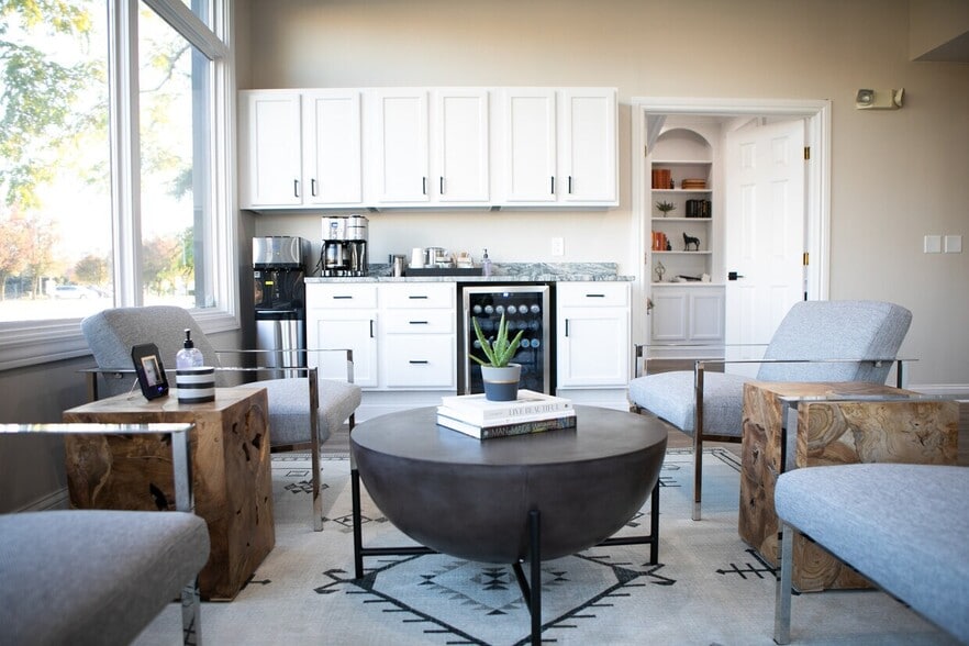 More Photos Of 872 E Auburn Rd, Rochester Hills Freestanding For Lease