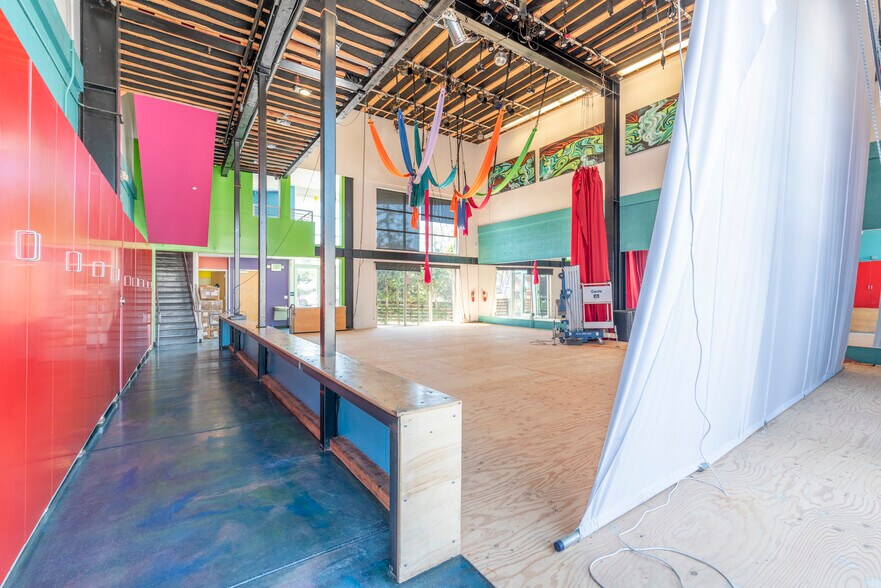 More Photos Of 512 N Pacific Coast Hwy, Redondo Beach Freestanding For Sale