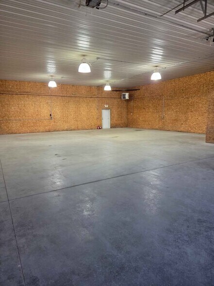 More Photos Of 1300-1310 N 14th St, Indianola Warehouse For Lease