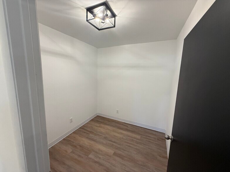 More Photos Of 522 W 8th St, Anderson Office For Lease